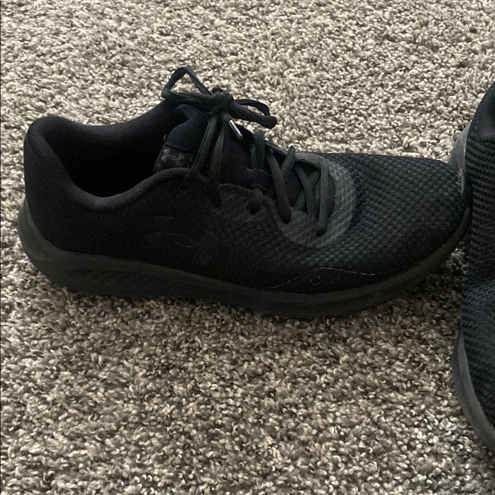 Under Armour Black Sneakers Sleek Mesh Design